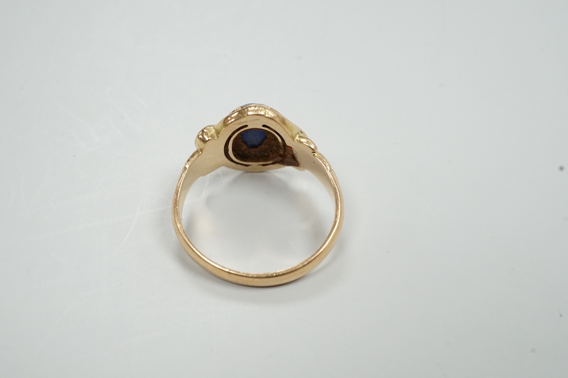 A 585 and lapis lazuli set ring, with twin serpent head terminals, size Q, gross weight 6.2 grams.